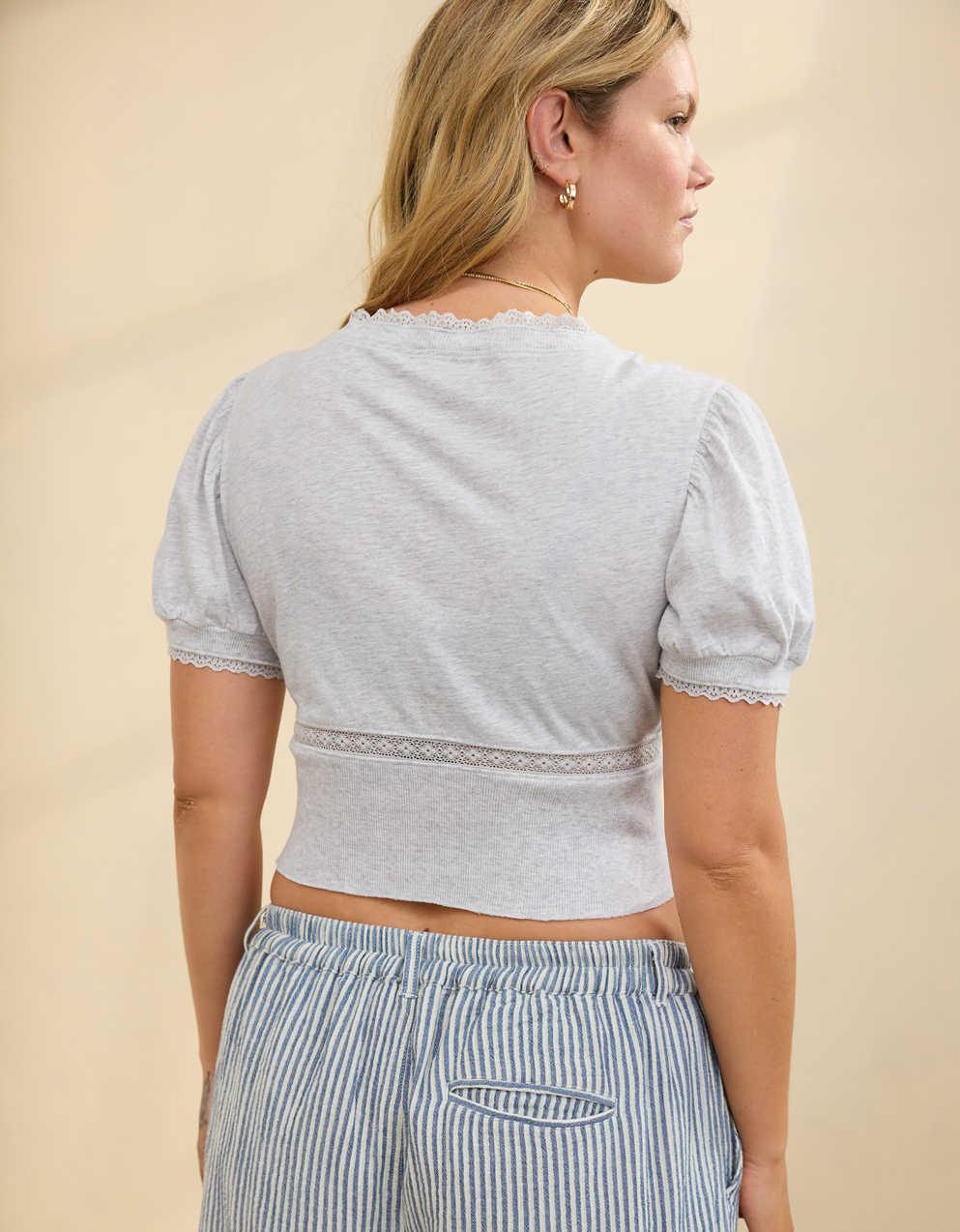 クロップドレーストリムTシャツ Aerie クロップド レース トリム Vネック Tシャツ | メンズ