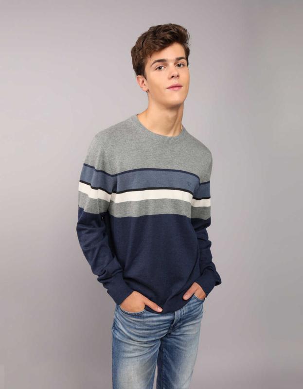 Manteau Marron avec Costume Rayé Bleu Marine et Cravate Rouge