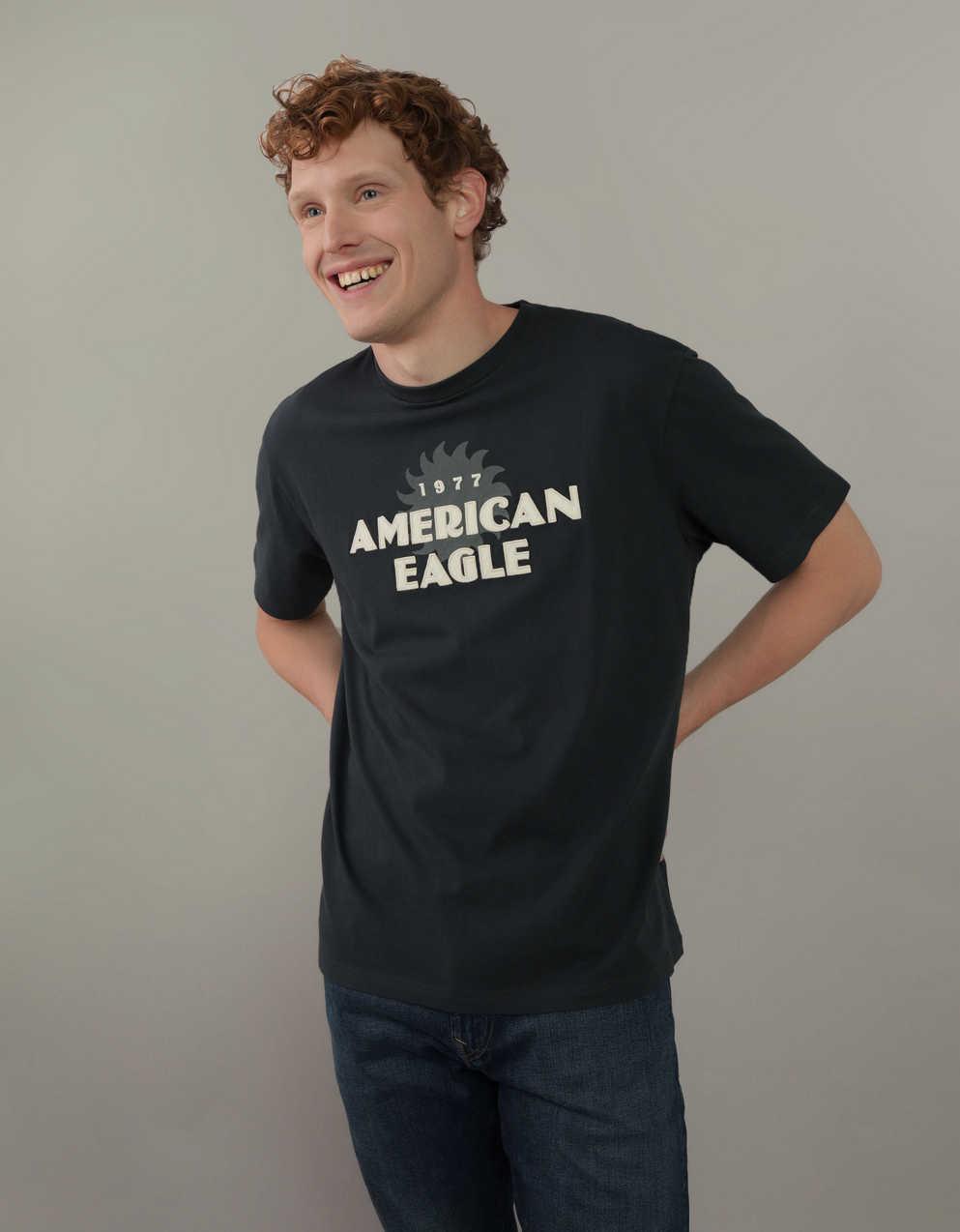 AE ロゴ グラフィック Tシャツ | メンズ・レディース ジーンズ