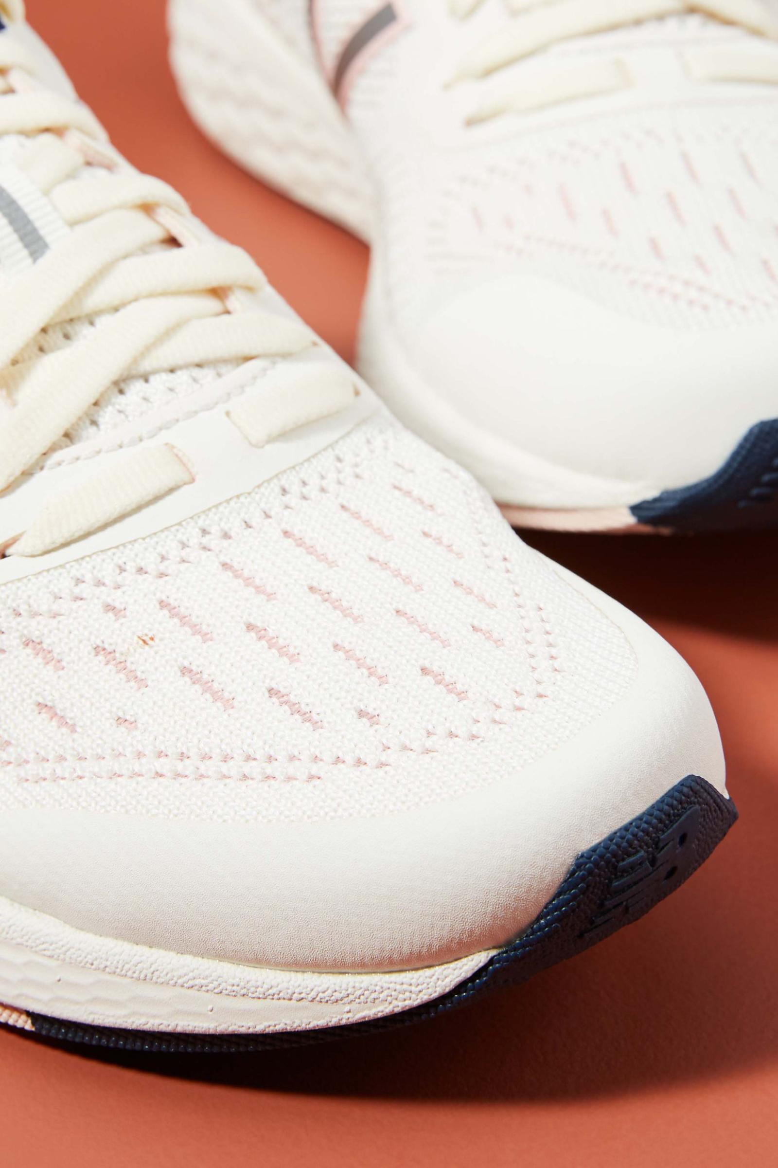 new balance 885