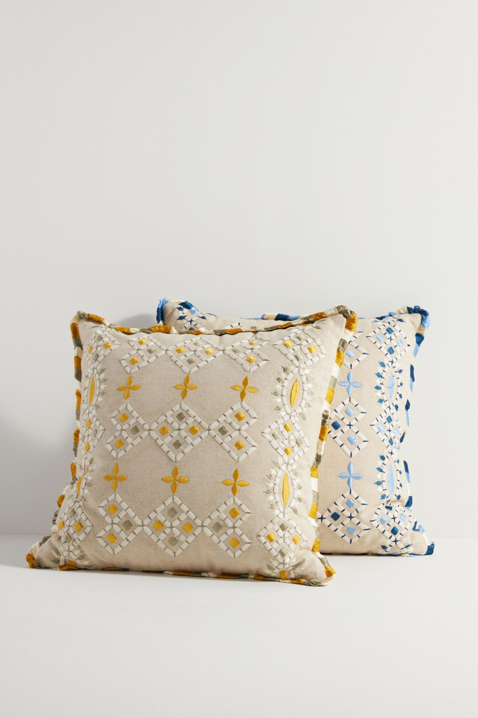 ジョージア・コットン刺繍枕 | Anthropologie ホーム