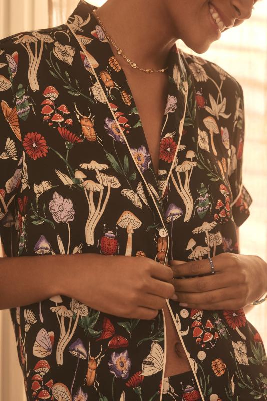アンソロポロジー シルキー柄パジャマトップ | Anthropologie ホーム