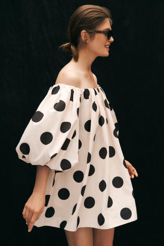 入手困難！MEDI OFF SHOULDER PUFF SLEEVE DRESS 入手困難！MEDI OFF SHOULDER PUFF SLEEVE DRESS