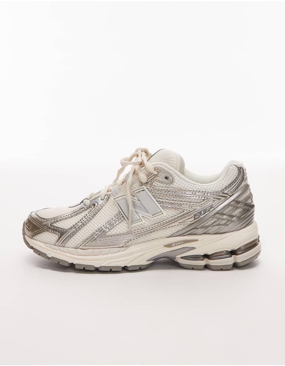 ニューバランス 1906「オフホワイト×シルバーメタリック」 New Balance - オフホワイトとシルバーメタリックの