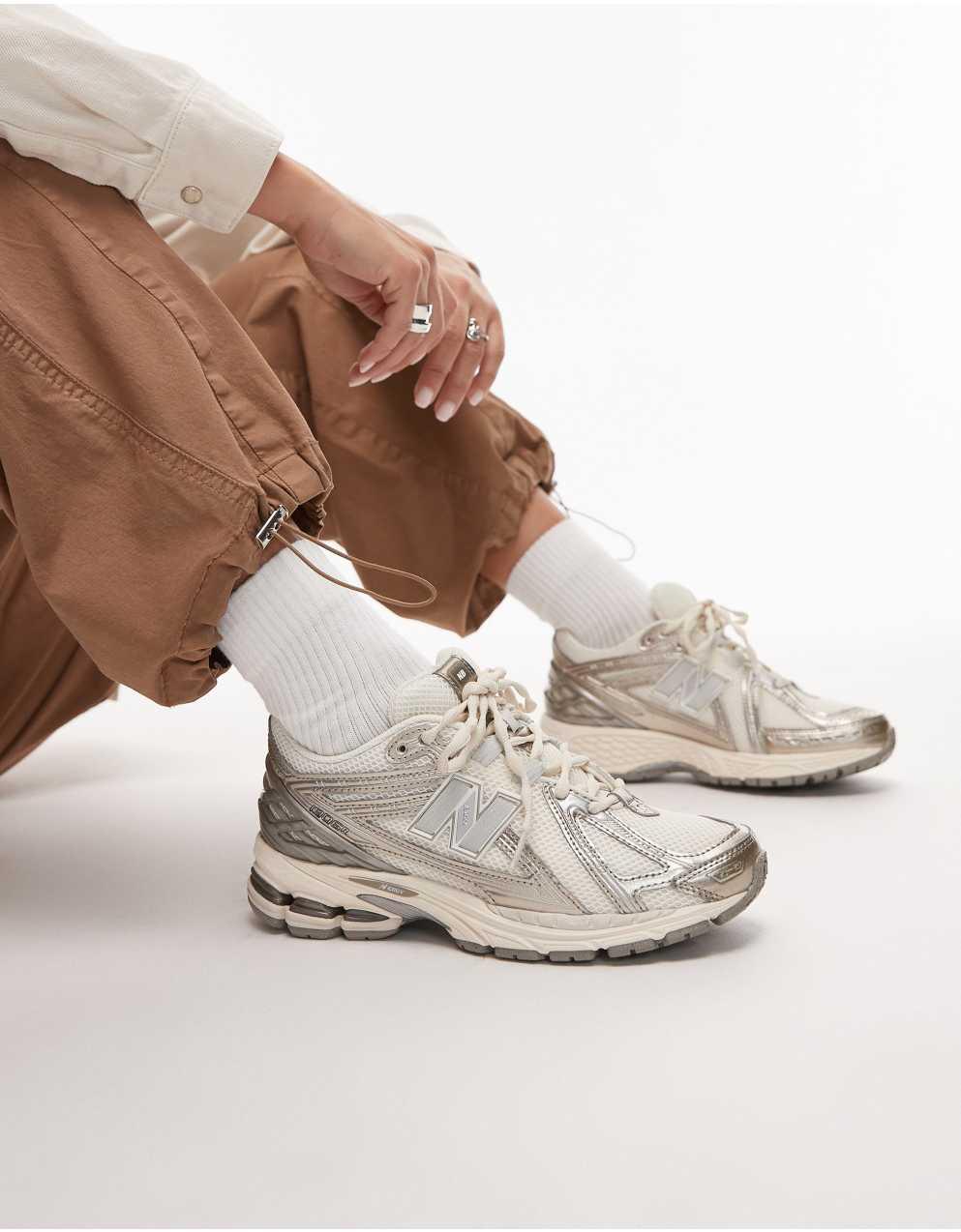 ニューバランス 1906「オフホワイト×シルバーメタリック」 New Balance - オフホワイトとシルバーメタリックの