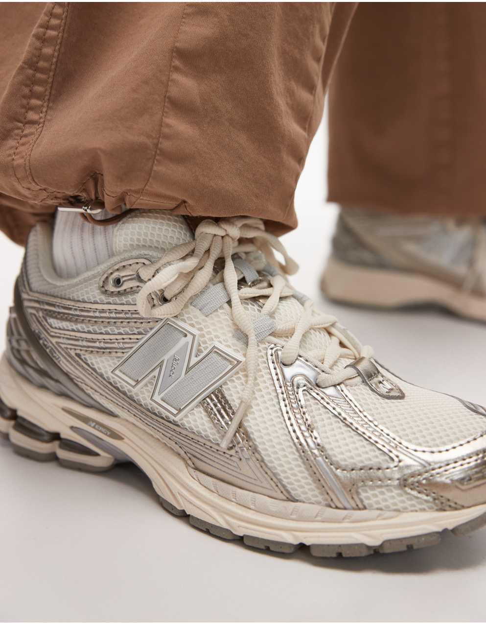 ニューバランス 1906「オフホワイト×シルバーメタリック」 New Balance - オフホワイトとシルバーメタリックの