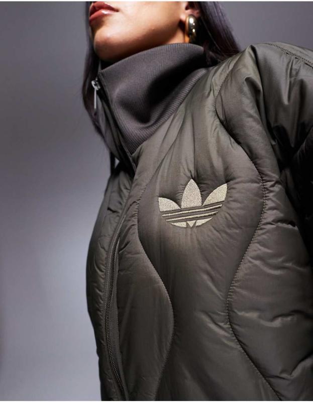 adidas Originals adidas Originals quilted jacket in khaki をオンライン購入