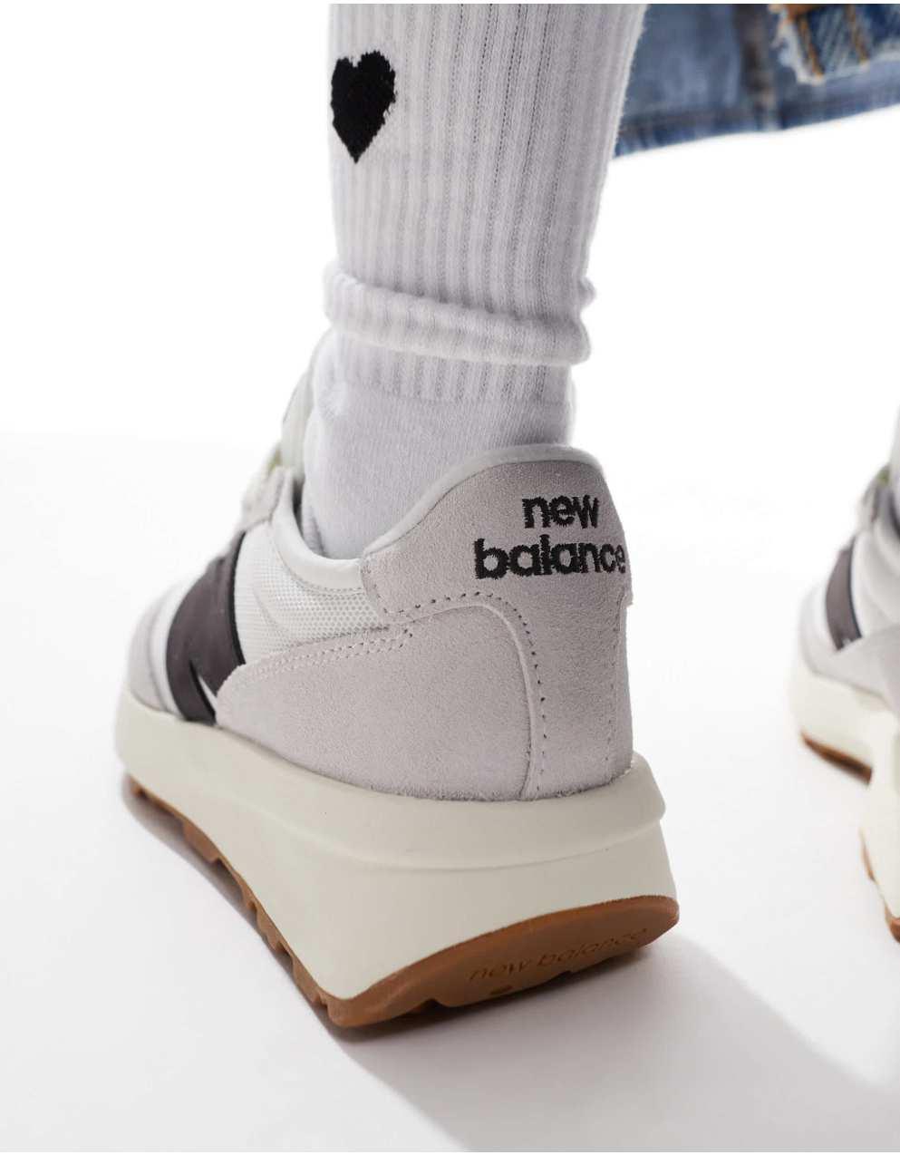 New Balance - オフホワイトとブラックのニューバランス370