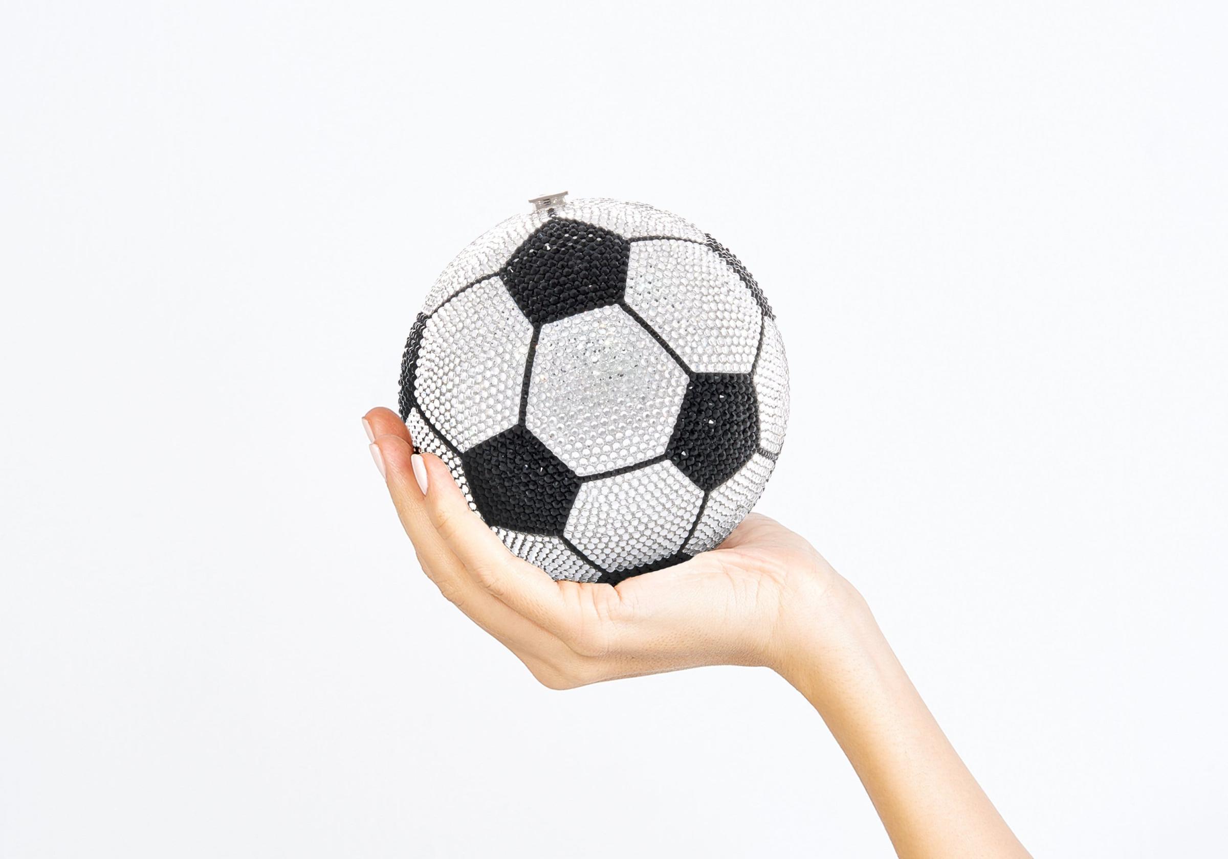 サッカーボールクラッチ | Judith Leiber 日本公式サイト | ウィメンズ