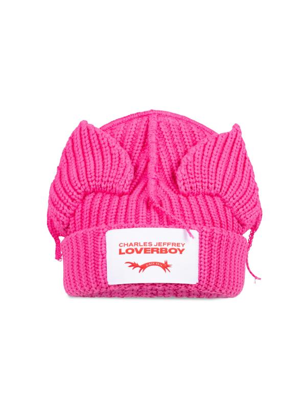 قبعة صغيرة من الصوف على شكل آذان مكتنزة