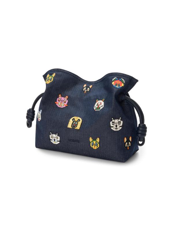 #2: حقيبة دنيم متوسطة الحجم مطرزة بالفلامنكو للقطط من LOEWE x Louis Wain - أزرق