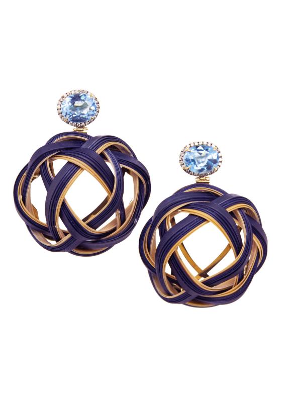 أقراط متدلية من الذهب الأصفر عيار 18 قيراطًا والتوباز الأزرق والماس والخيزران