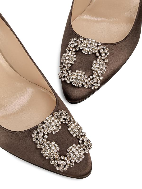#5: حذاء ساتان مزيّن بالكريستال من Hangisi - بني داكن