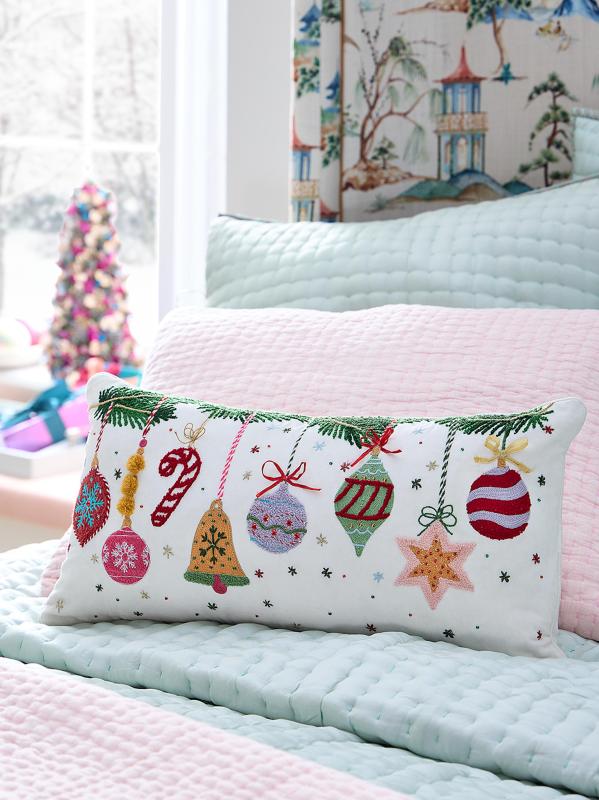 وسادة مخملية مزخرفة