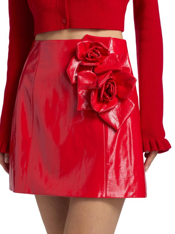 #5: تنورة قصيرة من الجلد الصناعي مزينة بـ Liva Rose - أحمر