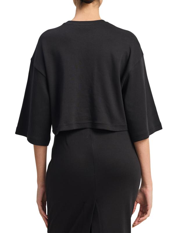 #4: بلوزة قصيرة مزيّنة بالترتر على شكل فراشة - أسود