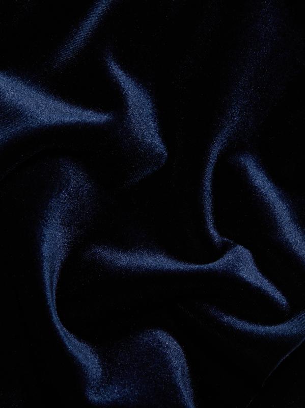 #6: فستان كوكتيل من المخمل المشدود من Fit - نوتة زرقاء