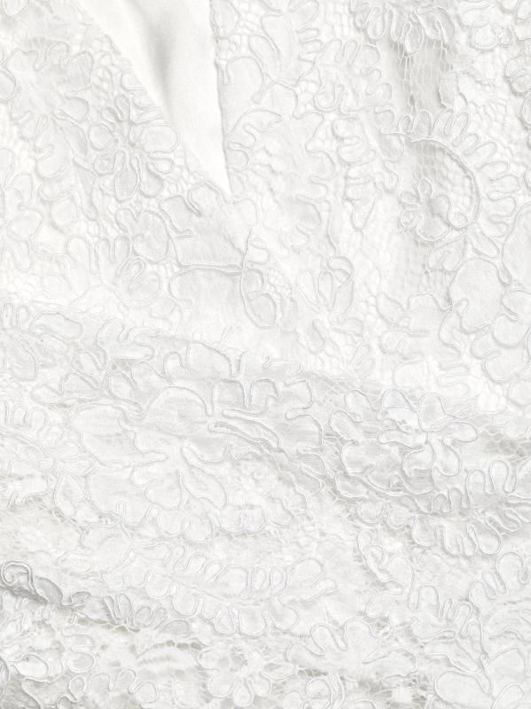 #6: جاكيت بليزر من الدانتيل المزهّر مناسب - إكرو