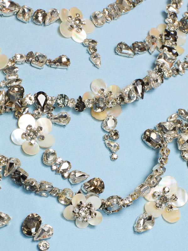 #6: فستان من مزيج الحرير المطرز والمزين بالكريستال - سكاي