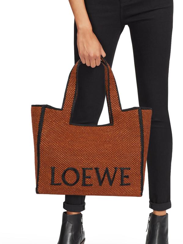 #2: حقيبة رافيا بشعار إيبيزا الكبير من LOEWE x Paula - عسل الذهب