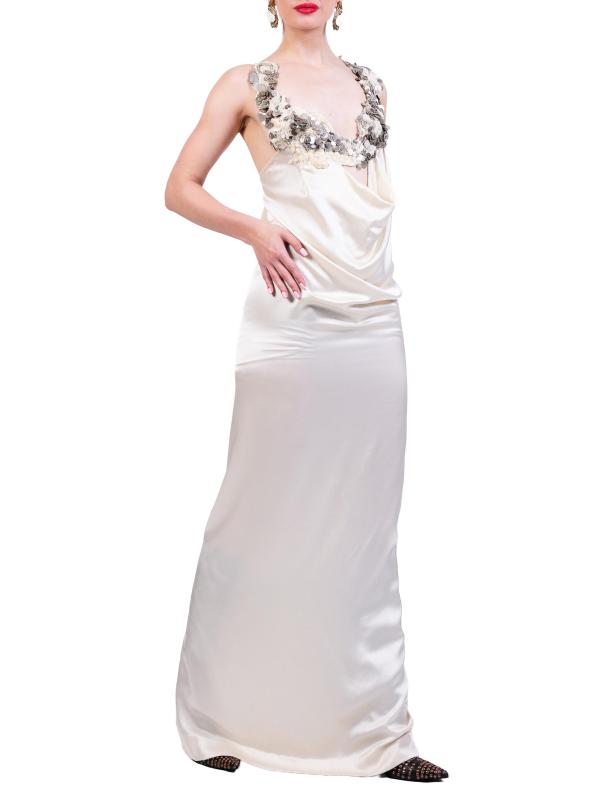 #3: فستان ماكسي من الحرير المطرّز - بيج