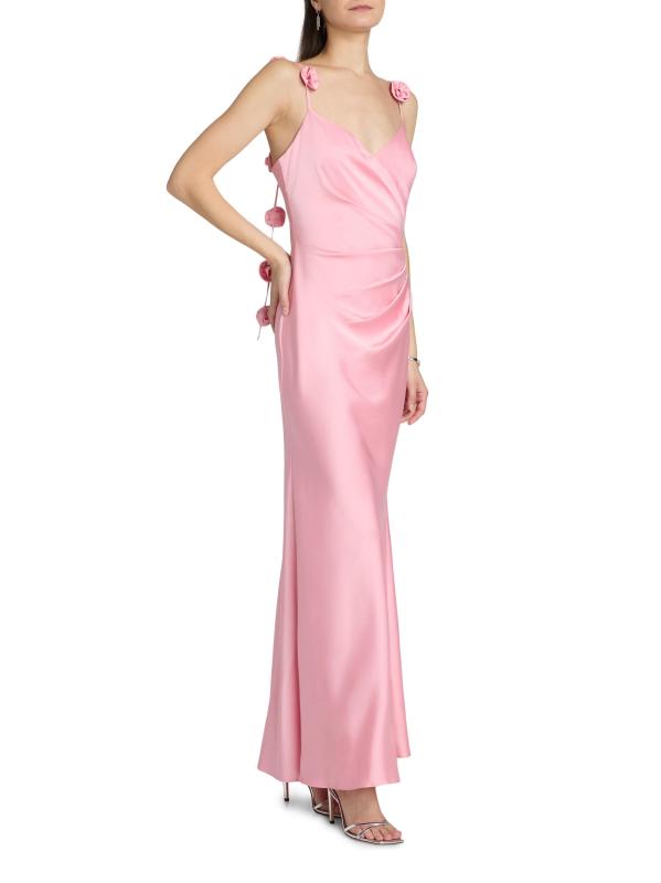 #3: فستان ساتان منسدل بفتحة رقبة على شكل حرف V - الباليه الوردي