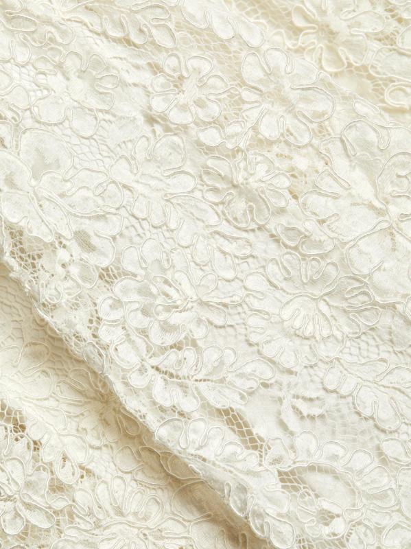 #6: فستان قصير مزين بفقاعات من الدانتيل المزهّر - إكرو