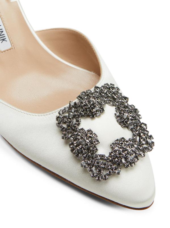 #5: مضخات سلينغ باك من الساتان بإبزيم كريستالي 50 مم من Hangsi - كريم