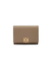 【LOEWE】関税送料込 アナグラム装飾 レザー 財布 三つ折り 人気 LOEWE】関税送料込 アナグラム装飾 レザー 財布 三つ折り 人気