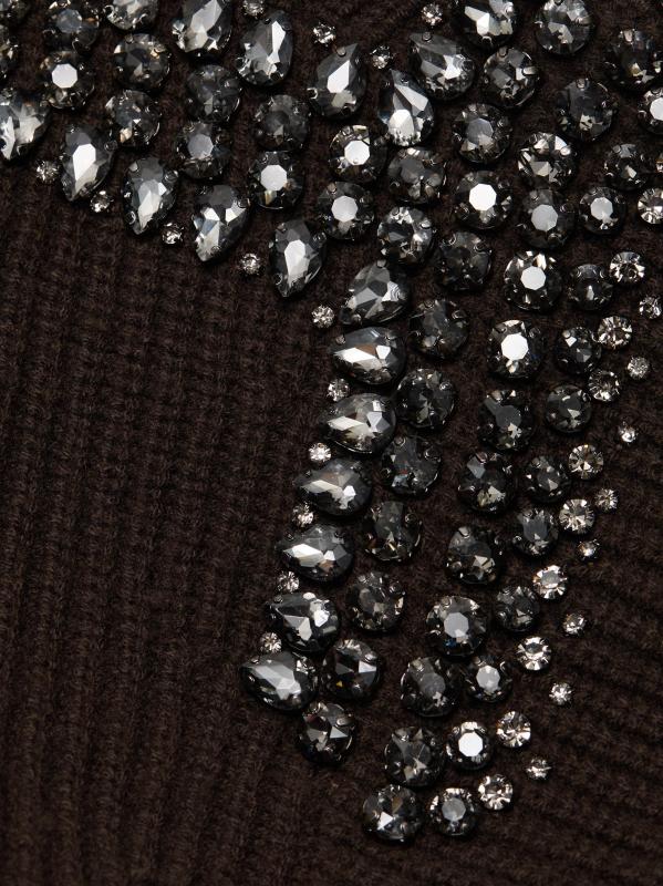 #6: سترة كبيرة الحجم من صوف ميرينو مزيّن بالكريستال المضلع - أعمق لون بني