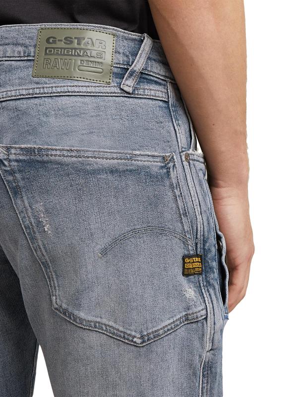 #4: بنطال جينز مدبب بقصة ضيقة - ترتديه باللون الأزرق الكهربائي