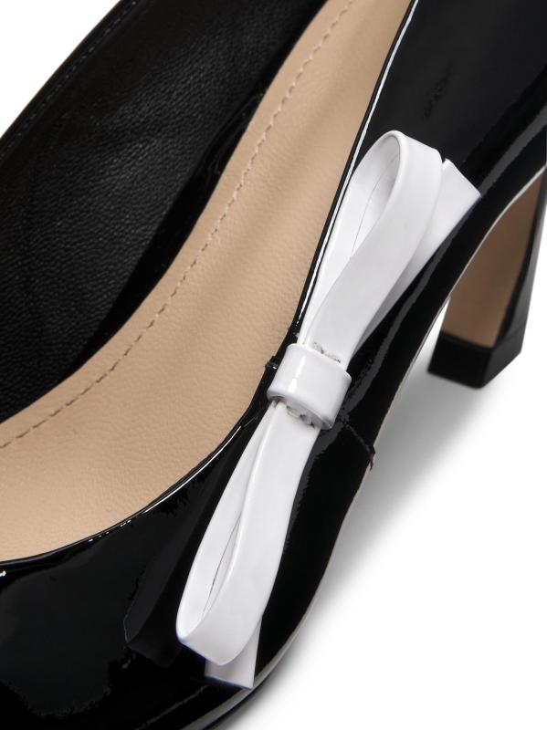 #5: مضخات جلدية حاصلة على براءة اختراع بتفاصيل قوس متباينة مقاس 65 مم - أسود + أبيض