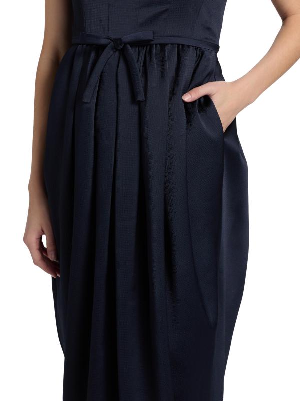 #5: فستان متوسط الطول بدون أكمام من Soline - القوات البحرية