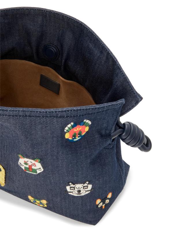 #6: حقيبة دنيم متوسطة الحجم مطرزة بالفلامنكو للقطط من LOEWE x Louis Wain - أزرق