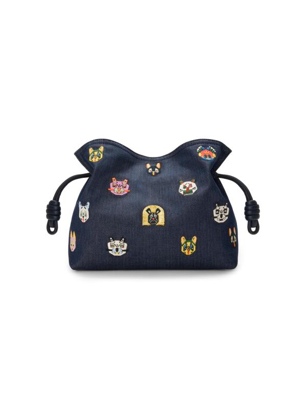 #4: حقيبة دنيم متوسطة الحجم مطرزة بالفلامنكو للقطط من LOEWE x Louis Wain - أزرق