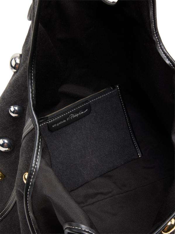 #4: حقيبة دنيم مزيّنة بقبة ماركت - أسود