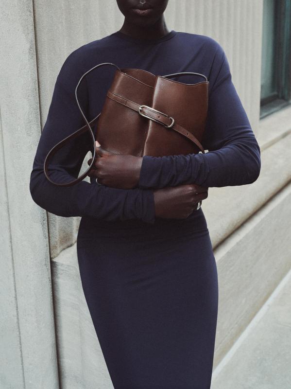 #2: حقيبة دلو جلدية بحزام - بني داكن