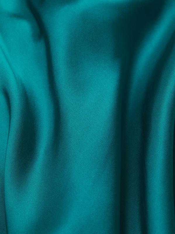 #5: فستان متوسط الطول من الحرير برقبة على شكل كاول - بط نهري صغير