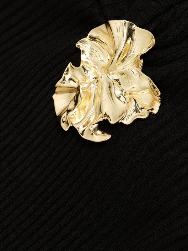 #6: سترة Westie محبوكة بتفاصيل الأزهار - أسود