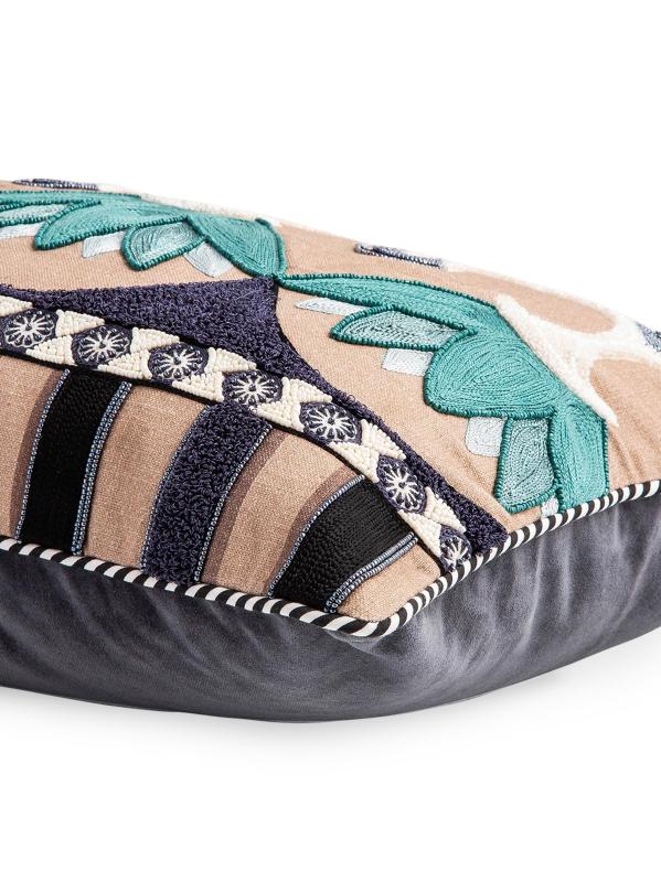 #2: وسادة قطنية مطرزة باللوتس - NO COLOR