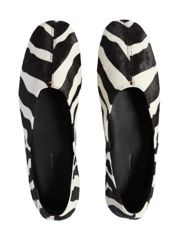#3: حذاء باليرينا مزين بطبعة شعر العجل من جين زيبرا - أسود + أبيض