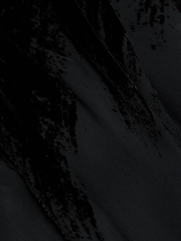 #6: فستان فابيان فيلفيت ماكسي - ضربة فرشاة أونيكس