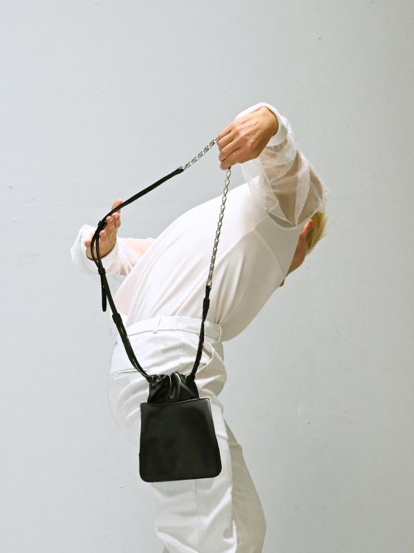 #2: حقيبة جلدية كلاود مع سلسلة - أسود لامع