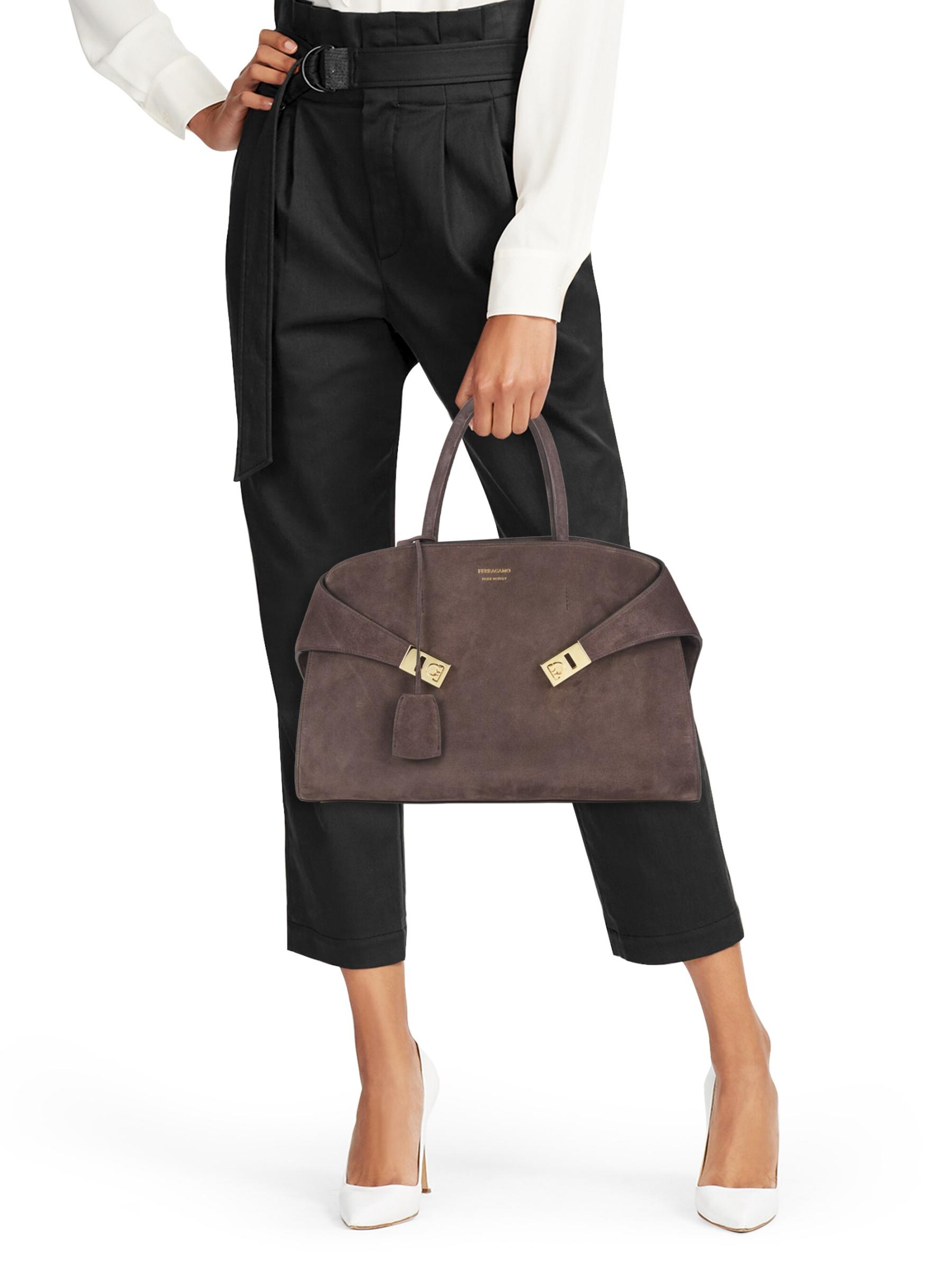 【Ferragamo】ハグロゴエンボス ラージトップハンドルバッグ Hug handbag (L) - Women | Ferragamo