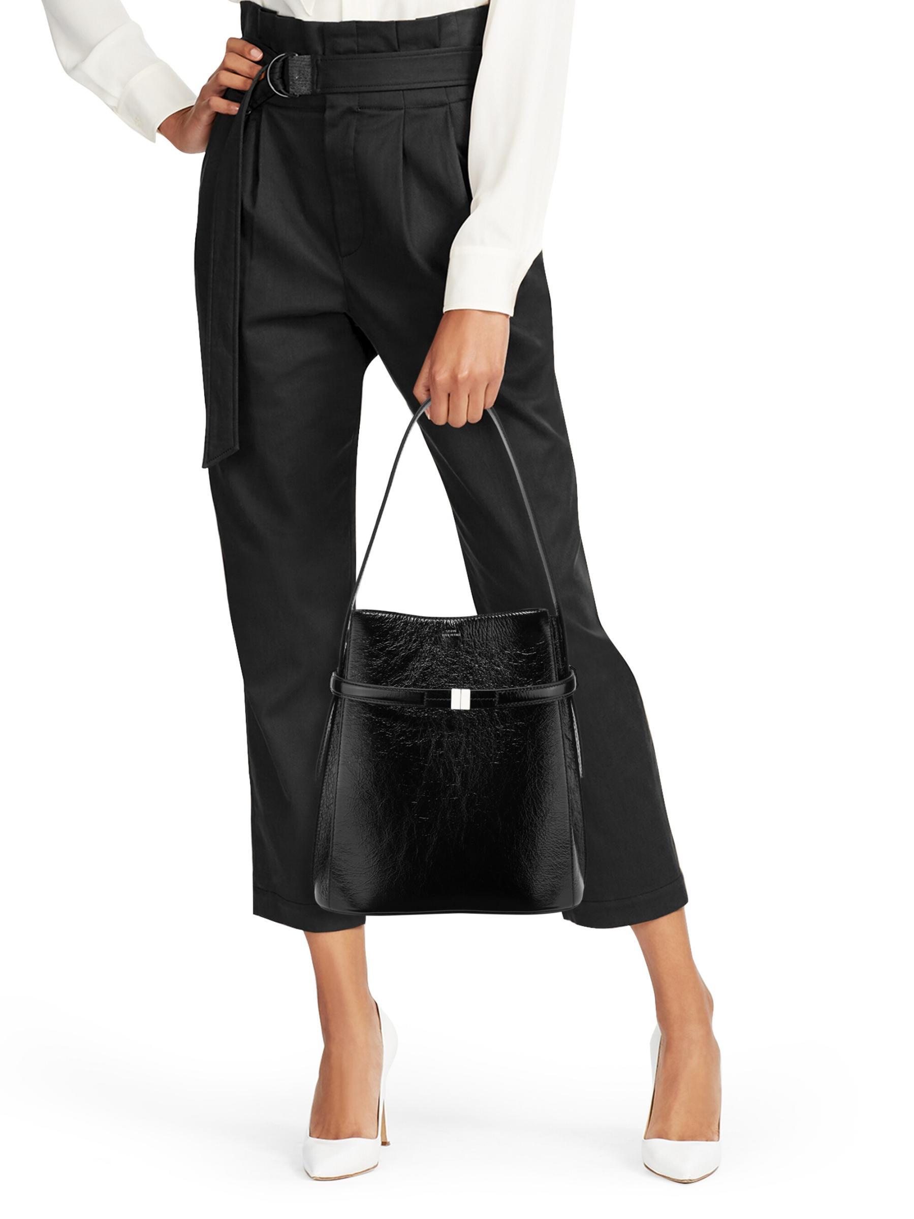 【TOTEME】ベルト付き レザー バケットバッグ バーク TOTEME レザー トートバッグ ベルト付き | NET-A-PORTER