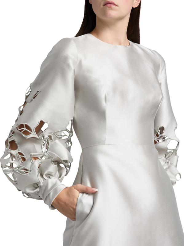 #5: فستان ساتان بأكمام مطرزة بالزهور - فضة