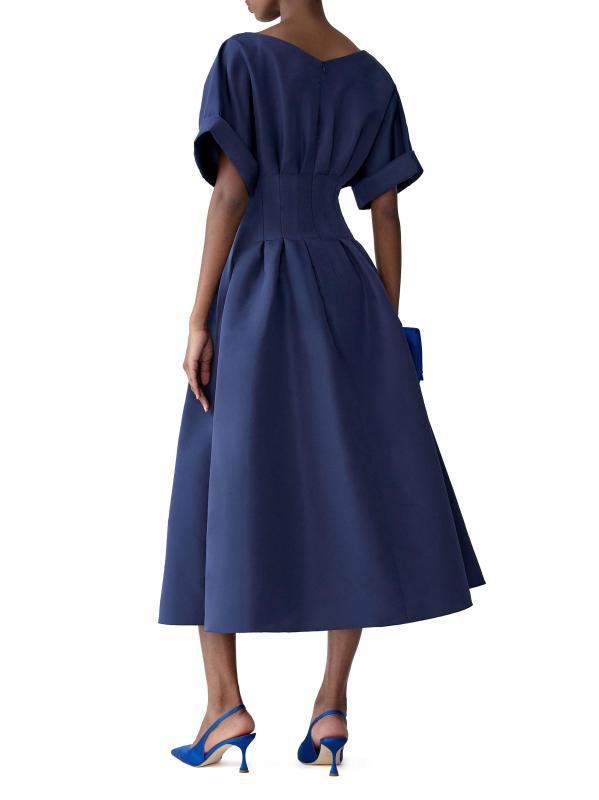 #4: فستان كوكتيل من الحرير المشدود بفتحة رقبة على شكل حرف v - منتصف الليل