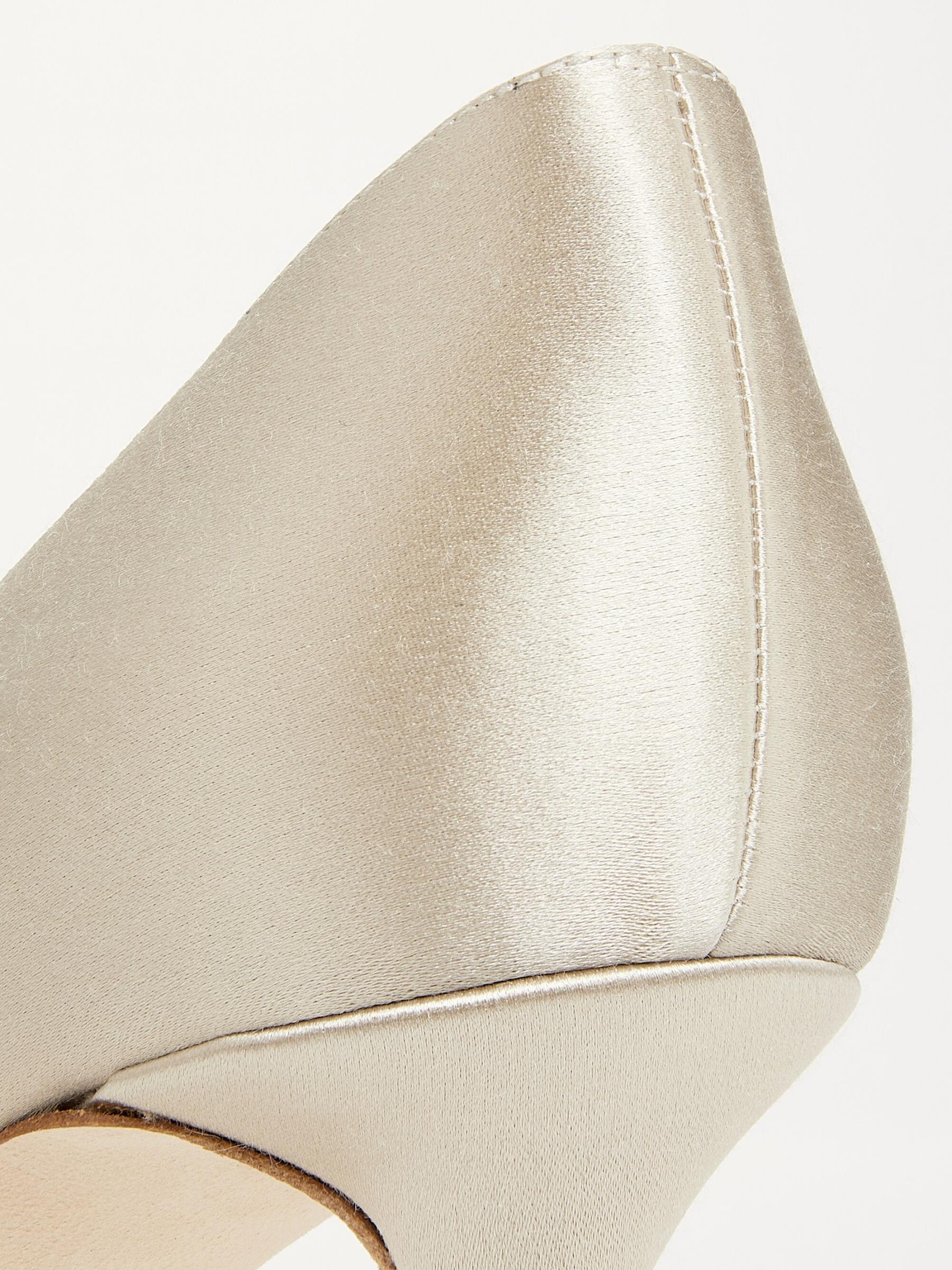 セレブ愛用ブランド【Manolo Blahnik】クリスタルサテンパンプス Manolo Blahnik - イステラロ・クリスタル装飾サテンパンプス を
