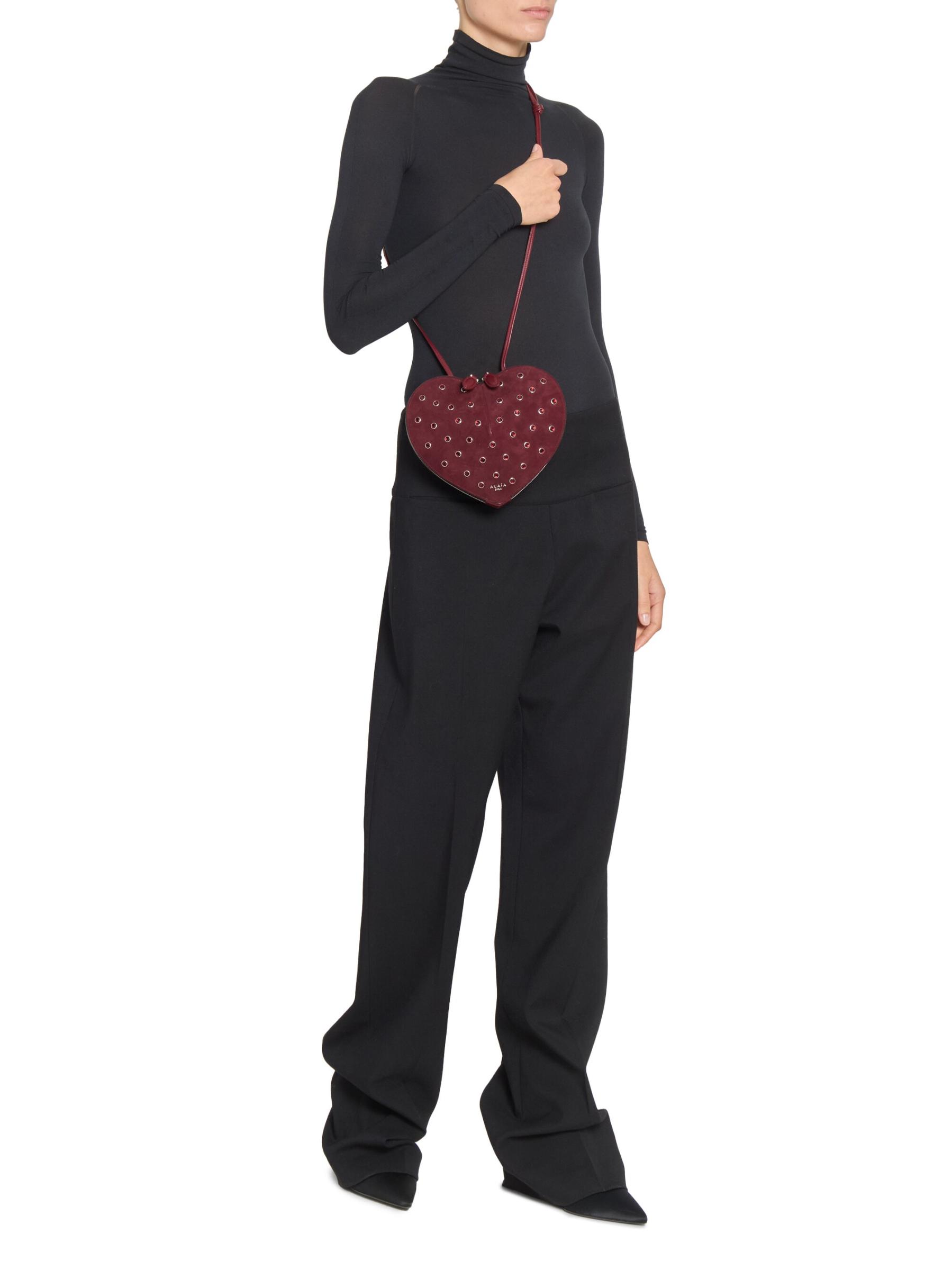 【ALAIA直営店】SAC LE COEUR EN CUIR VERNI ALAÏA BLACK Le Cœur Bag In Calfskin |ALAÏA US