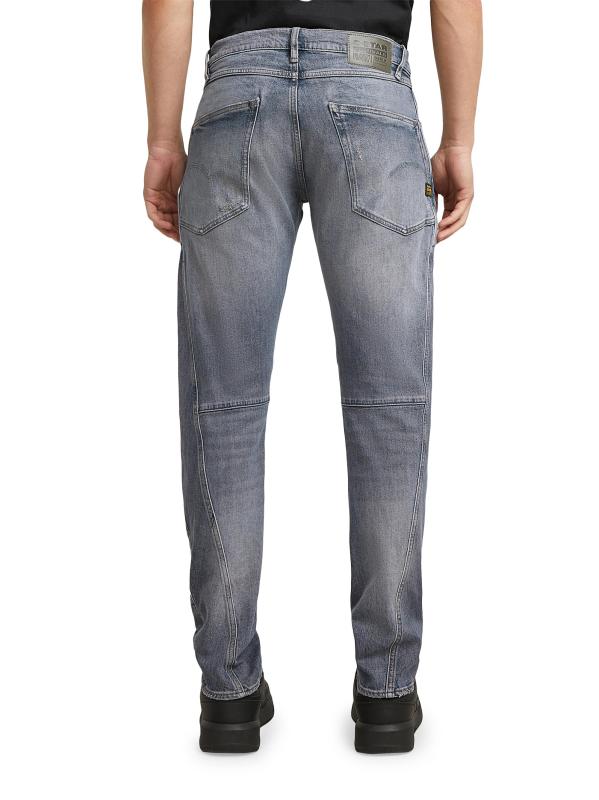 #3: بنطال جينز مدبب بقصة ضيقة - ترتديه باللون الأزرق الكهربائي